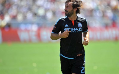 绿茵体育热评-J罗任意球练习视频爆火