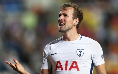 绿茵体育焦点-克拉马里奇面对多人包夹巧妙分球